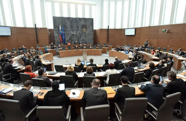 Poslanke in poslanci so po 16 urah razpravo o interpelaciji 
vlade sklenili z odločanjem o sklepu, ki so ga predlagali v 
SDS. Proti sklepu je glasovalo 48 poslancev, za pa 19. 