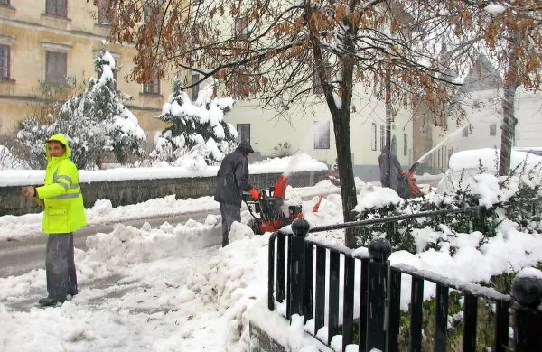 Delavci Komunale bodo poskrbeli za zimsko pluženje v Idriji 
in Spodnji Idriji, vaške ceste pa  utegnejo ostati zasnežene in 
zaprte oziroma se bodo morali ljudje znajti sami.
