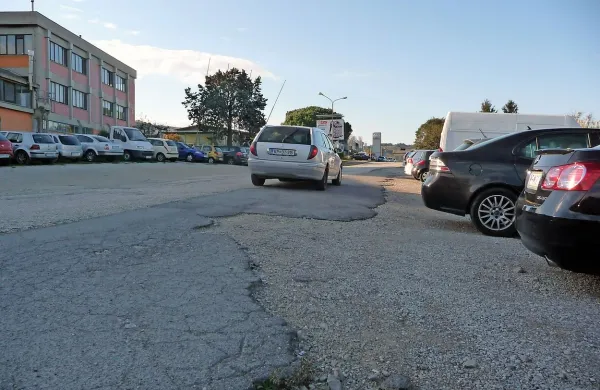 “Na cesti je toliko lukenj in manjkajočega asfalta, da si cesta 
ne zasluži tega  naziva, pa tudi nevarna je,” svarijo naši 
bralci.