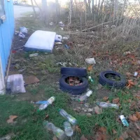 Ob cesti nastaja črno odlagališče odpadkov.