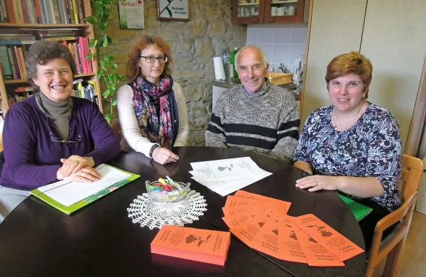 Strokovni delavci, ki v Škofijski karitas v Bertokih pomagajo alkoholikom in odvisnikom od 
prepovedanih drog  (z leve): Darja Zver, Barbara Žgajnar, Franc Prelc in Davorina Petrinja Pirnat.