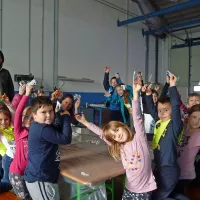 Z malo truda je mogoče odpadno tetrapak embalažo za mleko preoblikovati v drobižnico, ...  