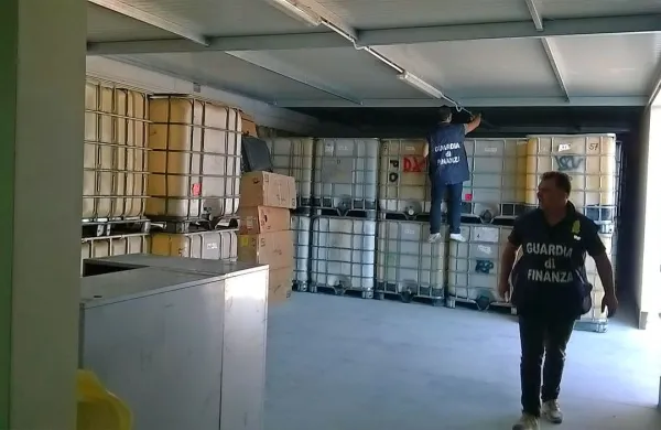 Voznik slovenskega tovornjaka je prevažal 26 plastičnih 
rezervoarjev, v katerih je bilo po tisoč litrov dizelskega 
goriva. 