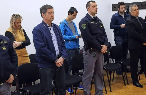 Senat koprskega okrožnega sodišča je za Srečka Prijatelja in 
Roberta Časarja izrekel zaporne kazni, Marjanu Mikužu pa pa 
kazen odpustil.