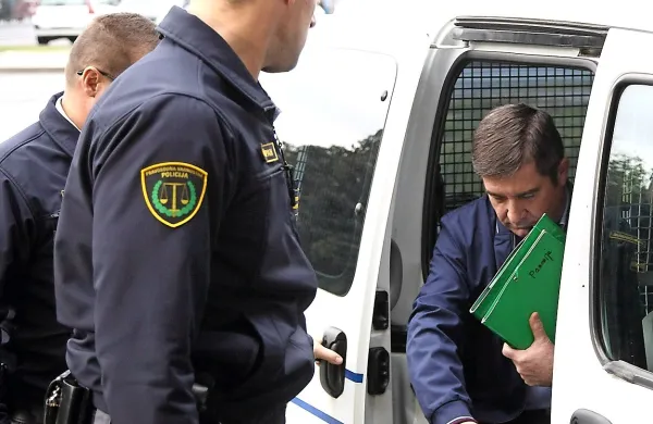 Na današnji predobravnalni narok so iz koprskega zapora, 
kjer prestaja štiri leta in pol zaporne kazni, pripeljali Roberta 
Časarja