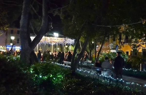 Dogodki v sklopu Veselega decembbra   bodo v parku Pietro 
Coppo med 17. in 24. decembrom, vsak dan s pričetkom ob 
17. uri. 