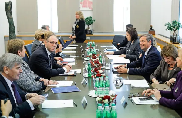 Odprta vprašanja med Slovenijo in Hrvaško tudi po prvem 
srečanju zunanjih ministrov obeh držav Karla Erjavca in 
Davorja Iva Stierja ostajajo odprta.