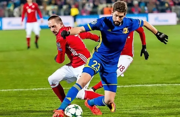 Miha Mevlja (v modrem dresu) v dvoboju z Bayernovim asom 
Franckom Riberyjem. 