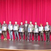 Nagrajenci Območne obrtno-podjetniške zbornice Sežana z 
župani in predsednikom zbornice.