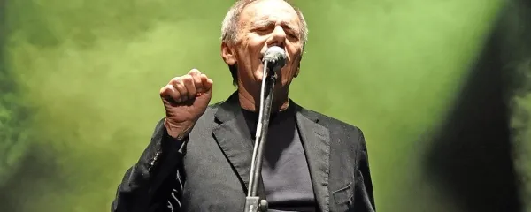 Roberto Vecchioni:   “Umetnost je orožje. Vsa lepa, 
dobra umetnost, ki daje občutke, čustva in rešitve.”