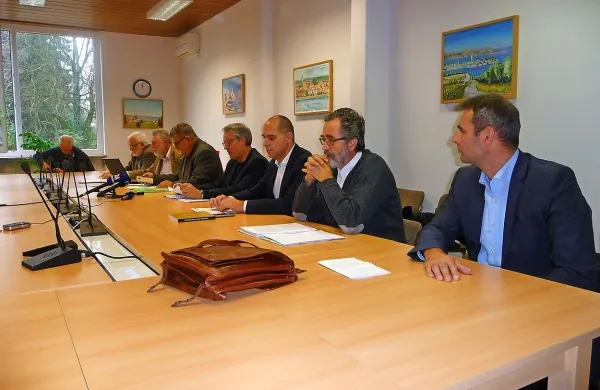 Med vidnejšimi člani Sveta za civilni nadzor drugega tira so (z 
desne) Robert Sever, Stanko Štrajn, Jože P. Damijan, Marko 
Pavliha in Emil Milan Pintar