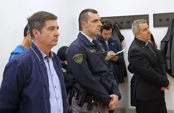 Robertu Časarju in Srečku Prijatelj je senat  po ponovnem sojenju prisodil 
enake zaporne  kazni, kot jima jih je izreklo višje sodišče.  