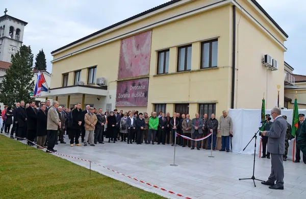  Pred slavnostno sejo občinskega sveta  so odprli ploščad 
pred kulturnim domov v Bukovici.
