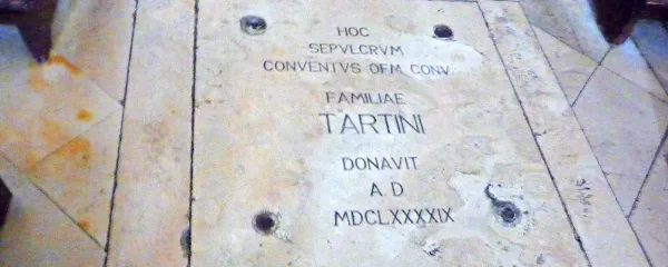 V grobnici v tlaku je  pokopanih devet članov družine Tartini.