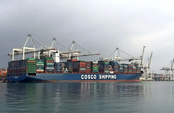 V Luki Koper so  privezali eno največjih kontejnerskih ladij do 
zdaj, novejšo ladjo Cosco Shipping Panama. Dolga je 300 
metrov, široka 48, s kapaciteto 9472 kontejnerskih enot.