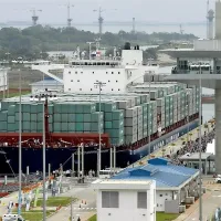 Ladja Cosco Shipping Panama je junija letos sodelovala na 
otvoritvi prenovljenega in razširjenega Panamskega prekopa  
in je kot prva prečkala 80 kilometrov dolg prehod med 
Atlantskim in Tihim oceanom.