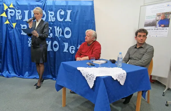Direktorica bistriške knjižnice Damijana Hrabar je za konec 
akcije Primorci beremo  v knjižnico povabila  Toneta Partljiča in 
urednika založbe Litera Orlanda Uršiča. 