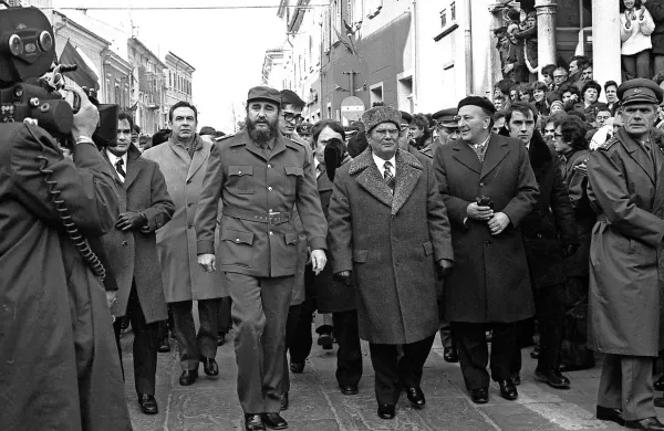 Fidel Castro je leta 1976 z Josipom Brozom Titom z Brionov 
prišel tudi na obisk v Koper (na fotografiji med sprehodom 
proti Titovemu trgu, na desni vogal kavarne Loggia).