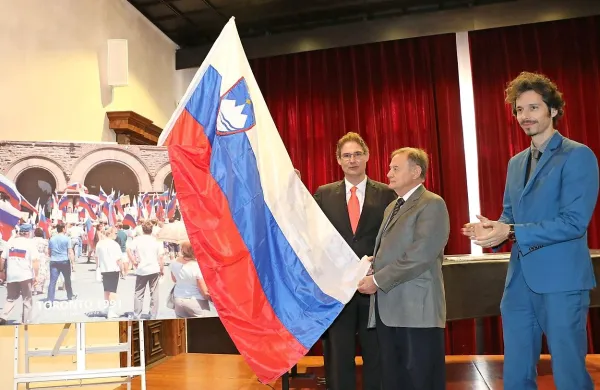 Just Žigante (desno) je slovensko zastavo iz Kanade podaril 
koprski knjižnici.