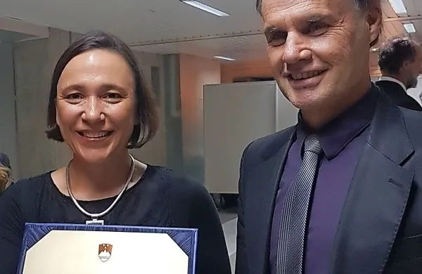 Letos je priznanje Ambasadorka znanosti Republike Slovenije prejela prof. dr. Sara Dolničar (na fotografiji z rektorjem 
UP Draganom Marušičem).