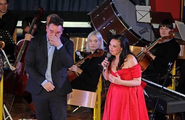 Alenka Gotar je z navdušenjem nad talentiranim in marljivim 
Laknerjem, temu uspela izvabiti  solze.