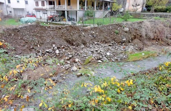 Hudournik je med drugim odplaknil velik del leta  2012 zasilno 
narejenega protipoplavnega nasipa iz prsti, a čeprav bi ga 
(vsaj na prvi pogled) zlahka popravili, tega nihče ne naredi.   