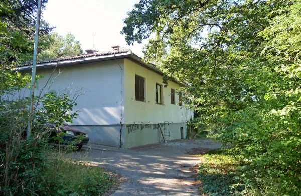 Škofjoti predlagajo, naj koprska občina v nekdanji stražnici 
na Plavjah uredi dom upokojencev.