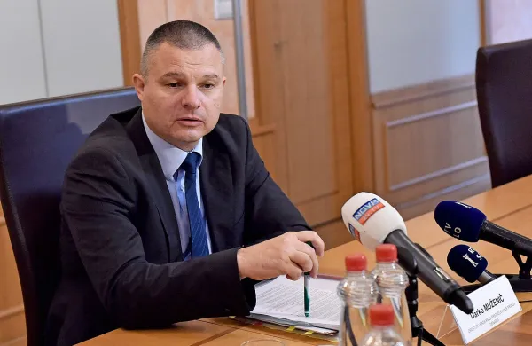 Darko Muženič: “Plačilo storitve, ki bi presegalo 
5000 evrov v gotovini, ni več možno. To mora iti, 
tako kot v primeru prodaje blaga, prek računa.”