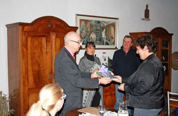 V okviru programa Knjižnica na terenu sta  Lavričeva knjižnica 
Ajdovščina in Krajevna skupnost Slap na domačiji Malik na 
Slapu gostila  literarno srečanje s pisateljem Ernestom Jazbinškom (na fotografiji levo z gostiteljico, Majdo Malik).