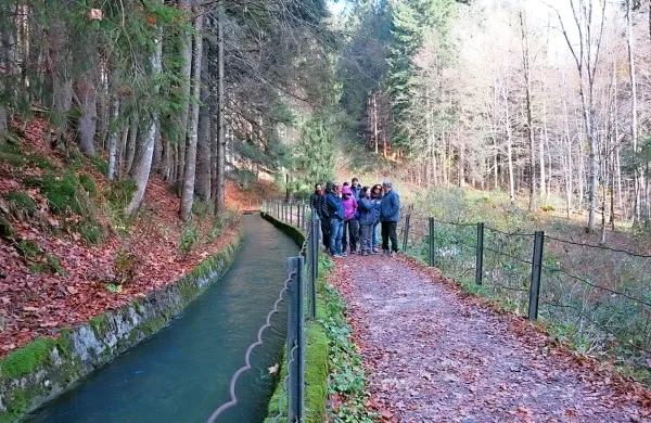 Geopark Idrija (na fotografiji partnerji projekta na Poti naravoslovcev ob Rakah v Idriji) je bogata učilnica naravoslovja.