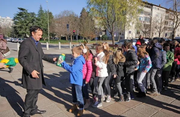 Župan Mater Arčon je šolarjem izročil posode, s katerimi 
bodo družine zbirale staro olje.