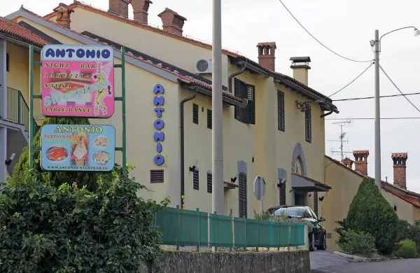 Dogajanje v komenskem nočnem lokalu Antonio (ki se je nato 
preimenoval v Tanito) je bilo znano tudi daleč čez bližnjo mejo 
z Italijo. 