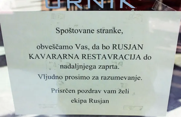 Kdor želi te dni na kavo, slaščico ali kosilo v Kavarno in 
restavracijo Rusjan v Eda centru, najde le zaprta vrata in 
takšno obvestilo.