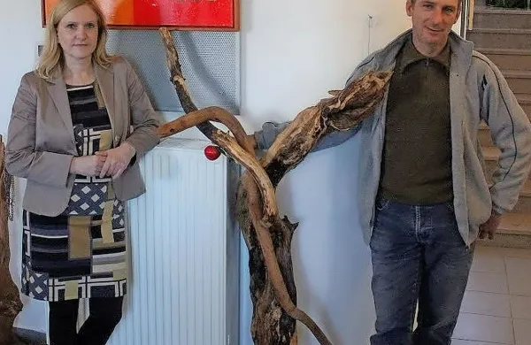 Dajana Čok in Igor Placer ob svojih delih v kozinski knjižnici.