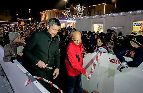 Tako kot lani (na fotografiji) bosta tudi letos vrata postojnskega drsališča odprla postojnski župan Igor Marentič in 
direktor Studia Proteus Ernest Zakarija. 