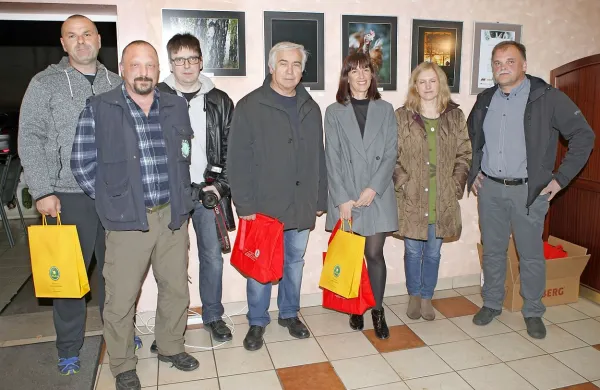 Prejemniki nagrad in diplom (z leve): Simon Godec, Stojan 
Spetič, Andrej Udovič, Boris Sušanj, Sonja Prosen, Dajana 
Čok in Branko Česnik.

