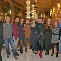Ustvarjalci predstave so (z leve) avtor Michal Rynia, avtor 
glasbe Diaphane iz Francije, plesalec Giovanni Leonarduzzi 
iz Italije, igralka Maja Nemec, plesalec Tamás Tuza z Madžarske, dramaturginja Tereza Gregorič, avtorica Nastja Bremec  
ter domači plesalci Tjaša Bucik, Kaja Lin Jagodič Avguštin ter 
Siniša Bukinac.
