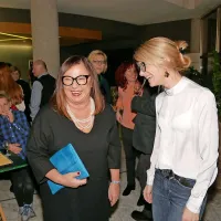 Po predstavi sta bili prešerno razpoloženi  direktorica gledališča Maja Jerman Bratec (levo) in podžupanja Mestne 
občine Nova Gorica Ana Zavrtanik Ugrin. 