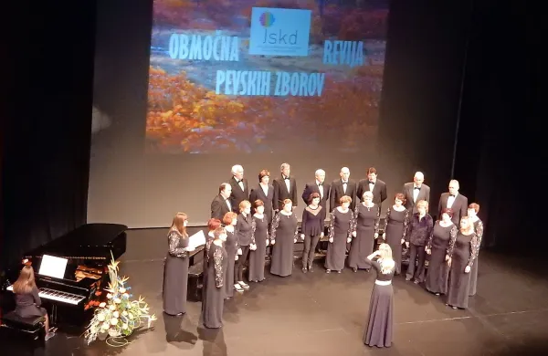 Na reviji je nastopil tudi Mešani pevski zbor Sežana.  