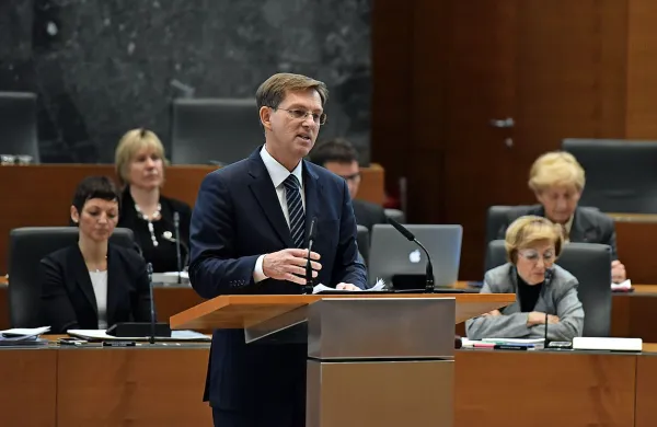 Mnoga trenja v koaliciji so bila sprožena na podlagi dezinformacij, preslabega poznavanja stvari in nekoliko zaradi 
hlastanja po pozornosti v javnosti, je danes na okrogli mizi ob 
razglasitvi najvplivnejših pravnikov poudaril premier Miro 
Cerar.