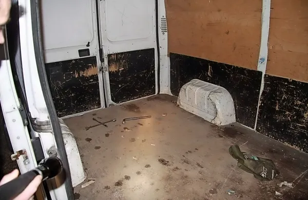 Bolgar je v prtljažnem delu prevažal kar 43 prebežnikov.