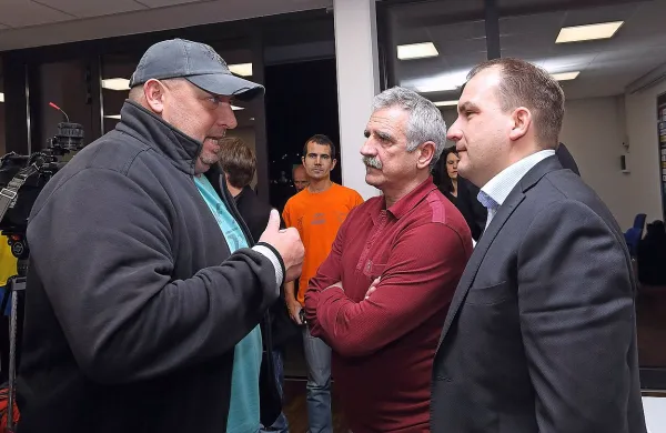 Trener Igor Pamić (levo) najbrž našteva  klubskemu vodstvu, 
Valterju Valenčiču in Goranu Maleniču, kakšne okrepitve bi 
rad dobil pozimi.