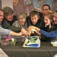Torta tudi tokrat ni manjkala, vanjo so zarezali  (z leve) Ilija Ota, Brane Vižintin, Nataša Tič Ralijan, Jaka Ivanc, Gorazd Žilavec, 
Lena Hribar in Jure Kopušar.