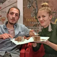 Igralca Ilija Ota in Lena Hribar sta si po predstavili “napolnila baterije” s 
torto.