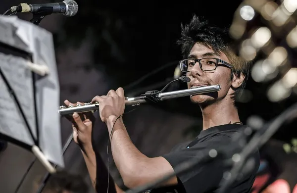An Černe rad igra tako klasično glasbo kakor folk in pop.  