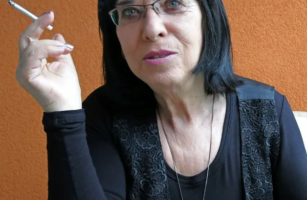 Svetlana Makarovič bo  v Pulju nastopila s 
pesniško-glasbenim recitalom Kdor gleda 
ljudi skozi mačje oči.   