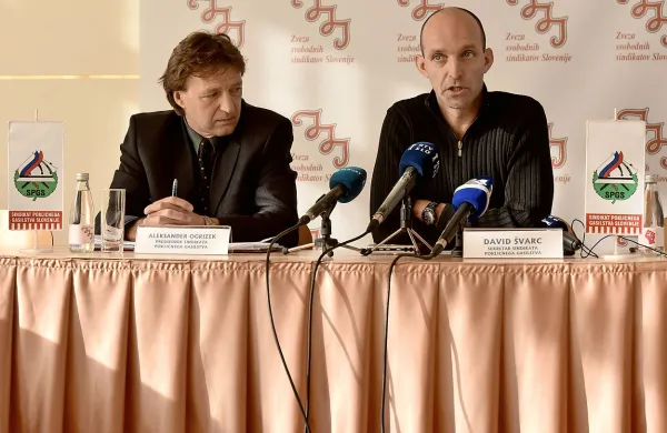 Predsednik sindikata Aleksander Ogrizek in sekretar sindikata David Svarc sta opozorila, da je inšpektorat potrdil, da 
so direktorji-poveljniki neupravičeno prejemali dodatke k 
plačam.  

