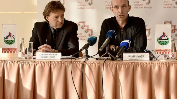 Predsednik sindikata Aleksander Ogrizek in sekretar sindikata David Svarc sta opozorila, da je inšpektorat potrdil, da 
so direktorji-poveljniki neupravičeno prejemali dodatke k 
plačam.  

