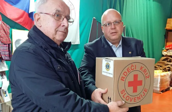 Klub vsako leto kupi  100 prehrambenih paketov za rdeči križ. 
Na fotografiji predsednik kluba Tonček Remec (desno) in 
predsednik novogoriške enote RK Dušan Ambrožič.