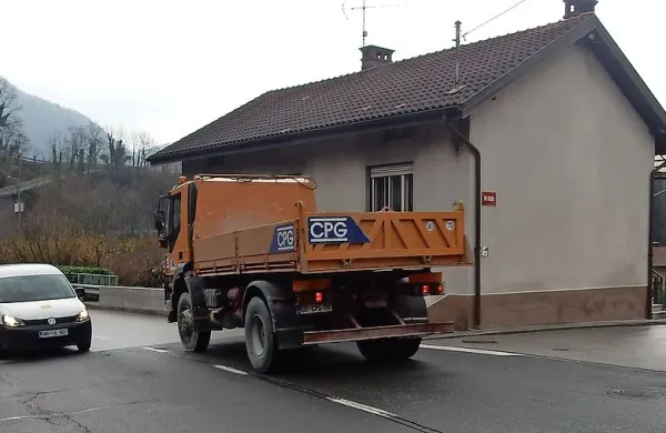 Tu cesto prečkajo šolarji, ki  prihajajo peš iz Žabč in uberejo 
najkrajšo pot proti šolskemu centru.  